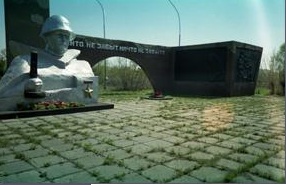 Мемориальный комплекс, который был открыт в 1975 году к 30-летию победы над фашистской Германией. Создал мемориальный комплекс наш земляк скульптор А.И. Жневский..